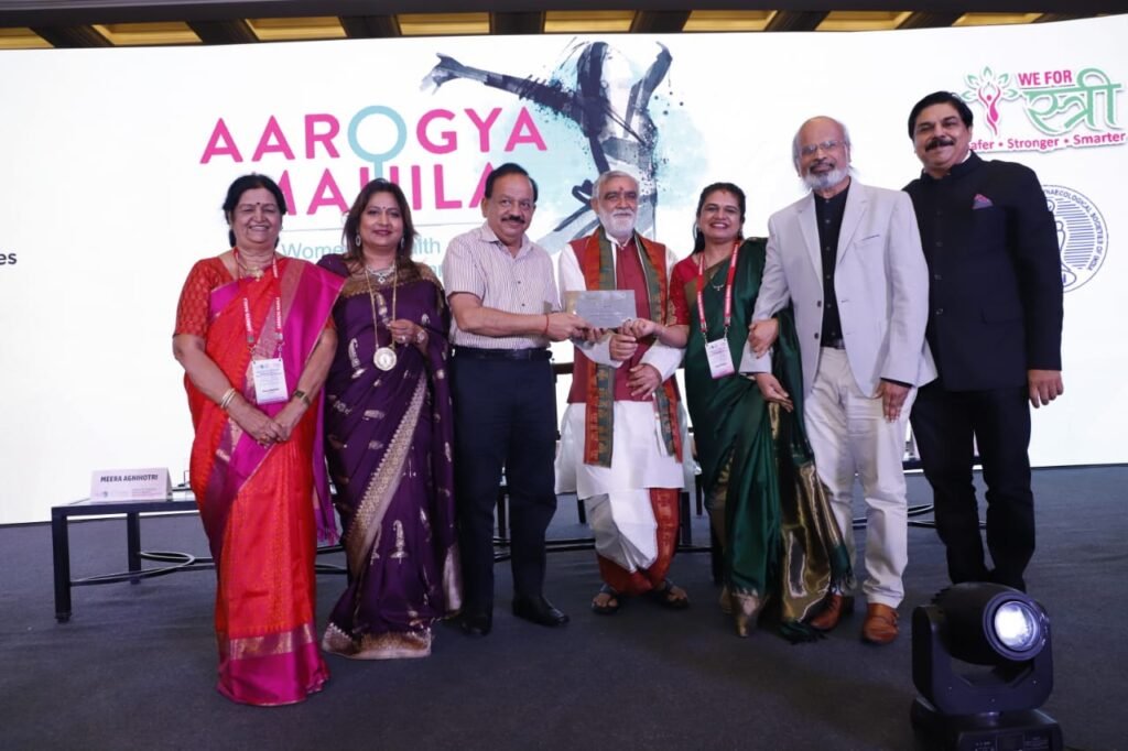 ARTIST-AWARD-FROM-HEALTH-MINISTER-1